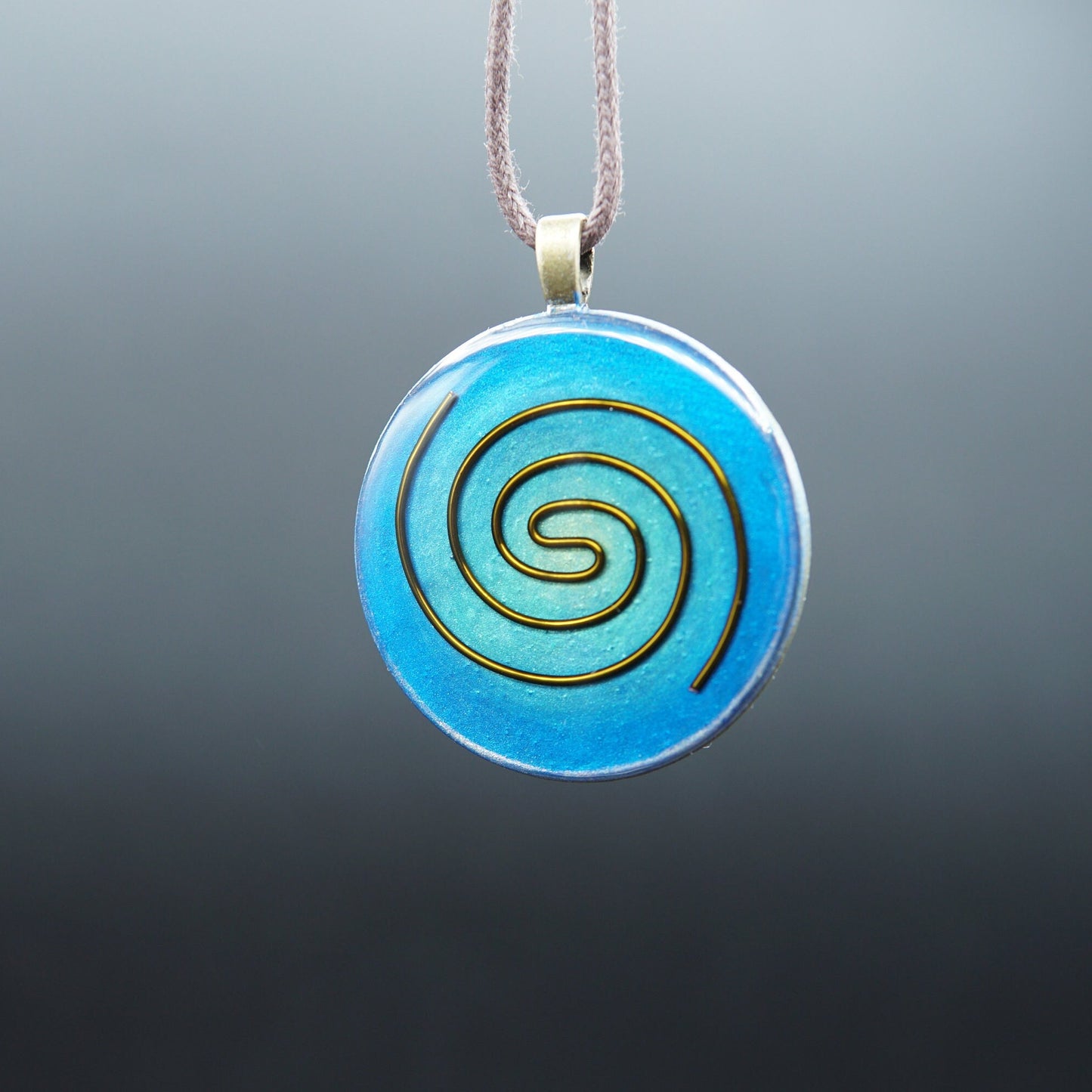 Kosmische Spirale Orgonit – Halschakra (Vishuddha) Amulett für Intuition & Schutz