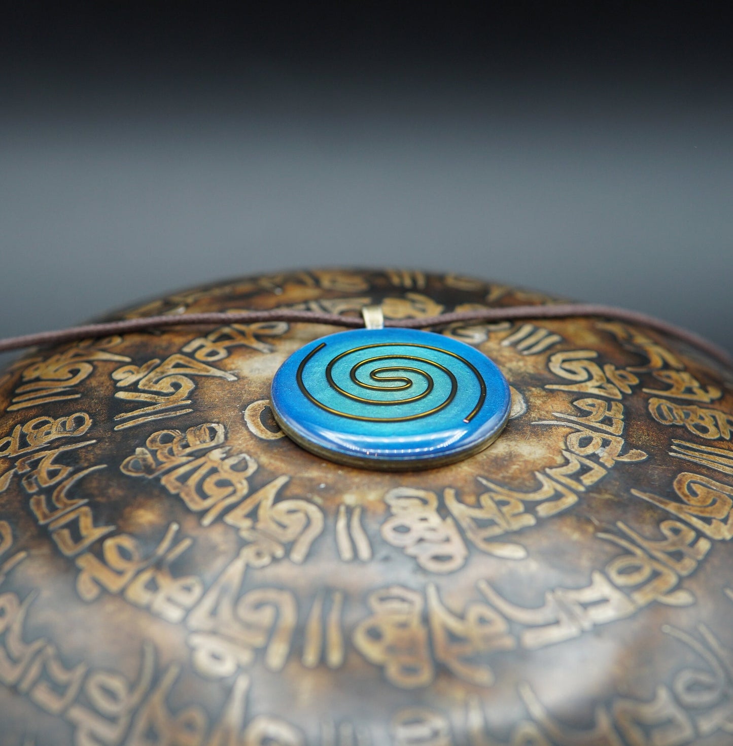 Kosmische Spirale Orgonit – Halschakra (Vishuddha) Amulett für Intuition & Schutz