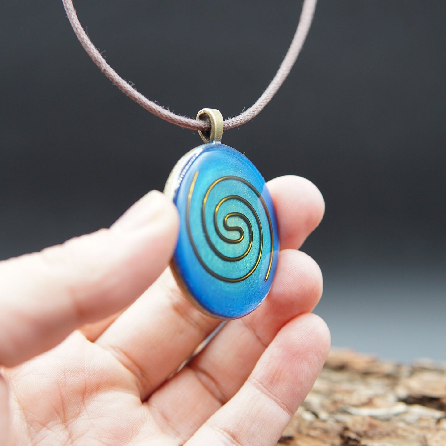 Kosmische Spirale Orgonit – Halschakra (Vishuddha) Amulett für Intuition & Schutz