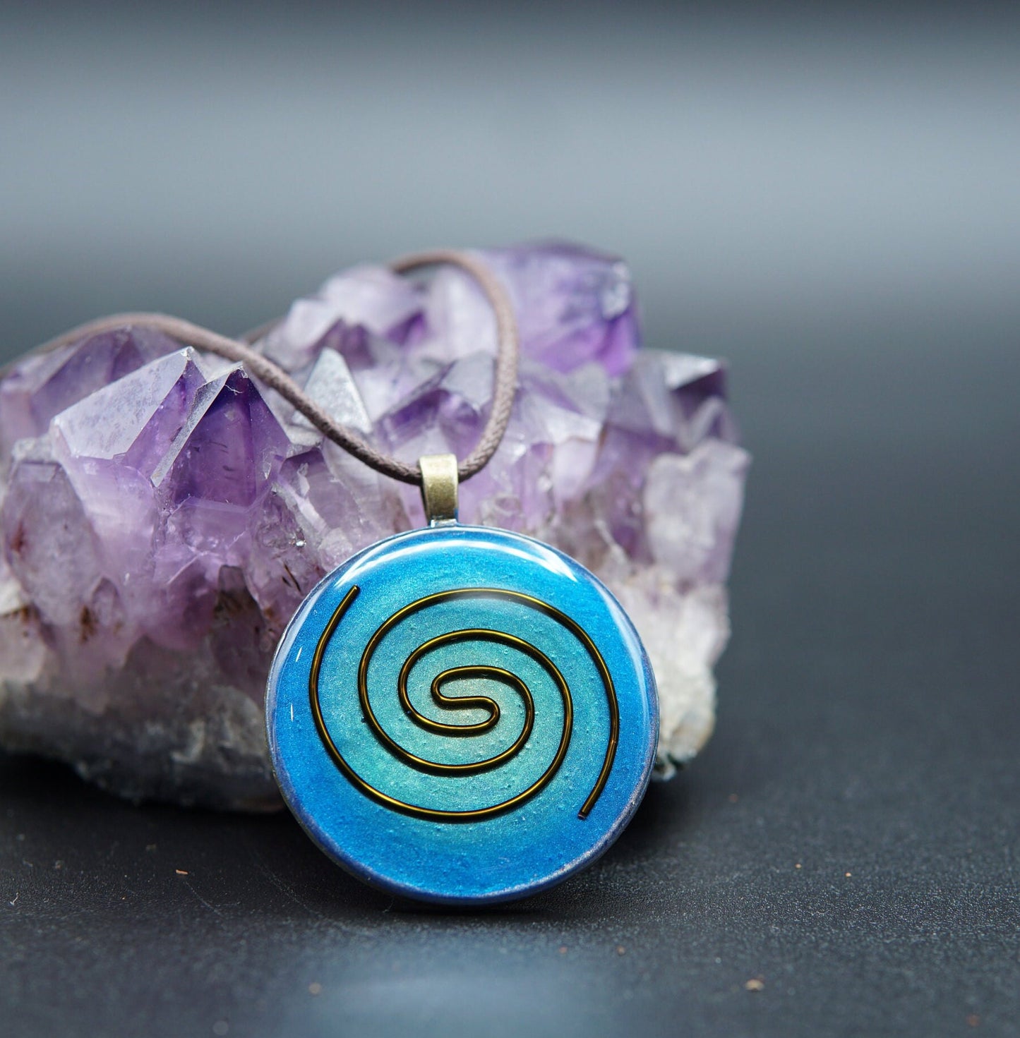 Kosmische Spirale Orgonit – Halschakra (Vishuddha) Amulett für Intuition & Schutz