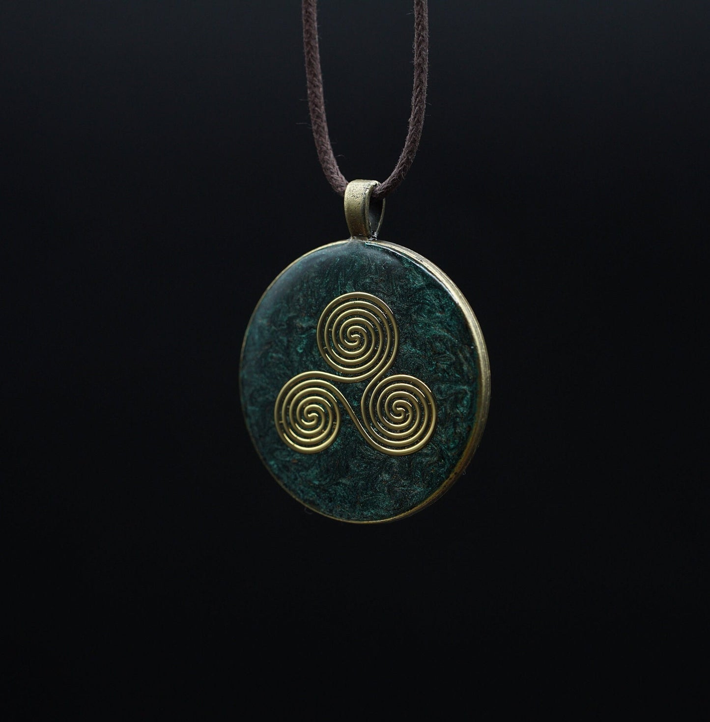 Triskele Orgonit – Keltischer Talisman für Schutz, Glück & Ausrichtung