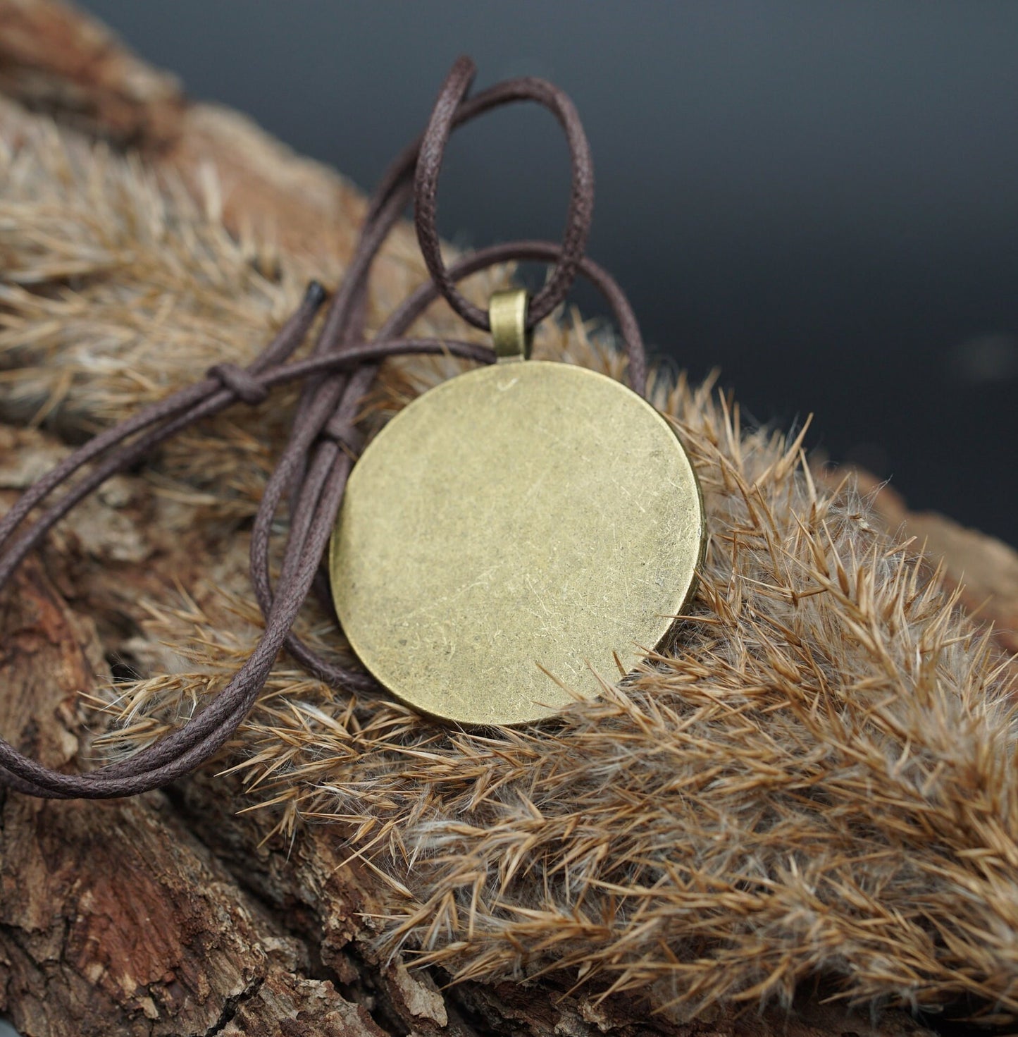Grünes Triskele Amulett – Keltischer Orgonit für energetische Reinigung