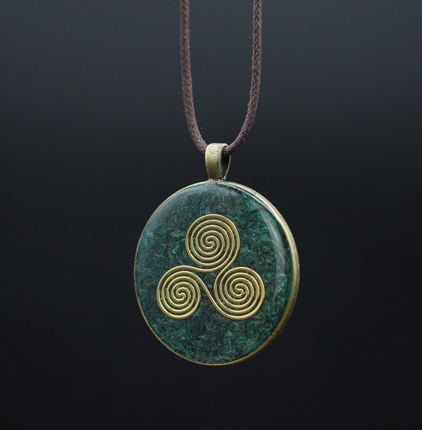 Triskele Orgonit – Keltischer Talisman für Schutz, Glück & Ausrichtung