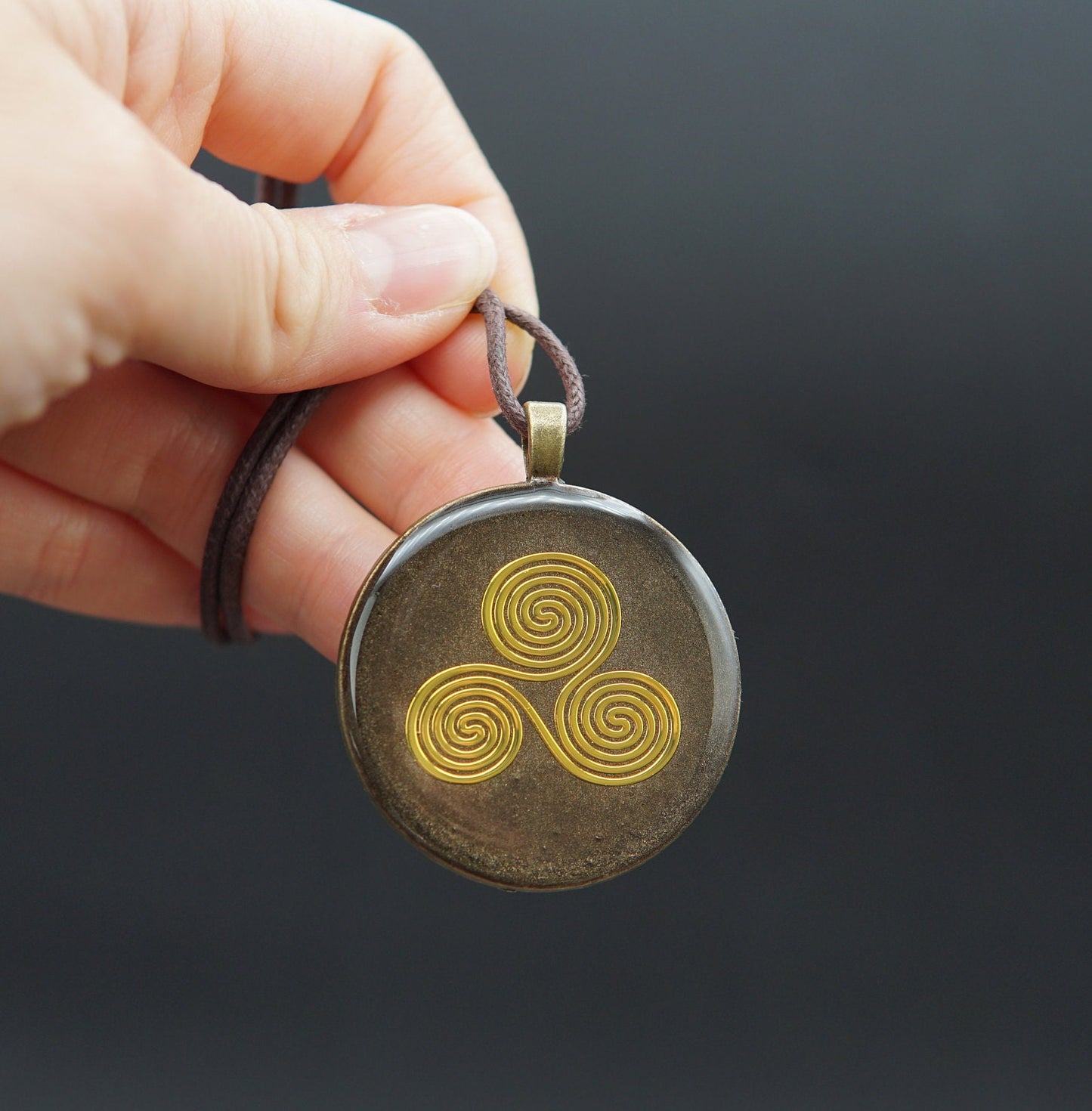 Keltisches Triskele Orgonit Amulett – Prana Chi Energie in Braun