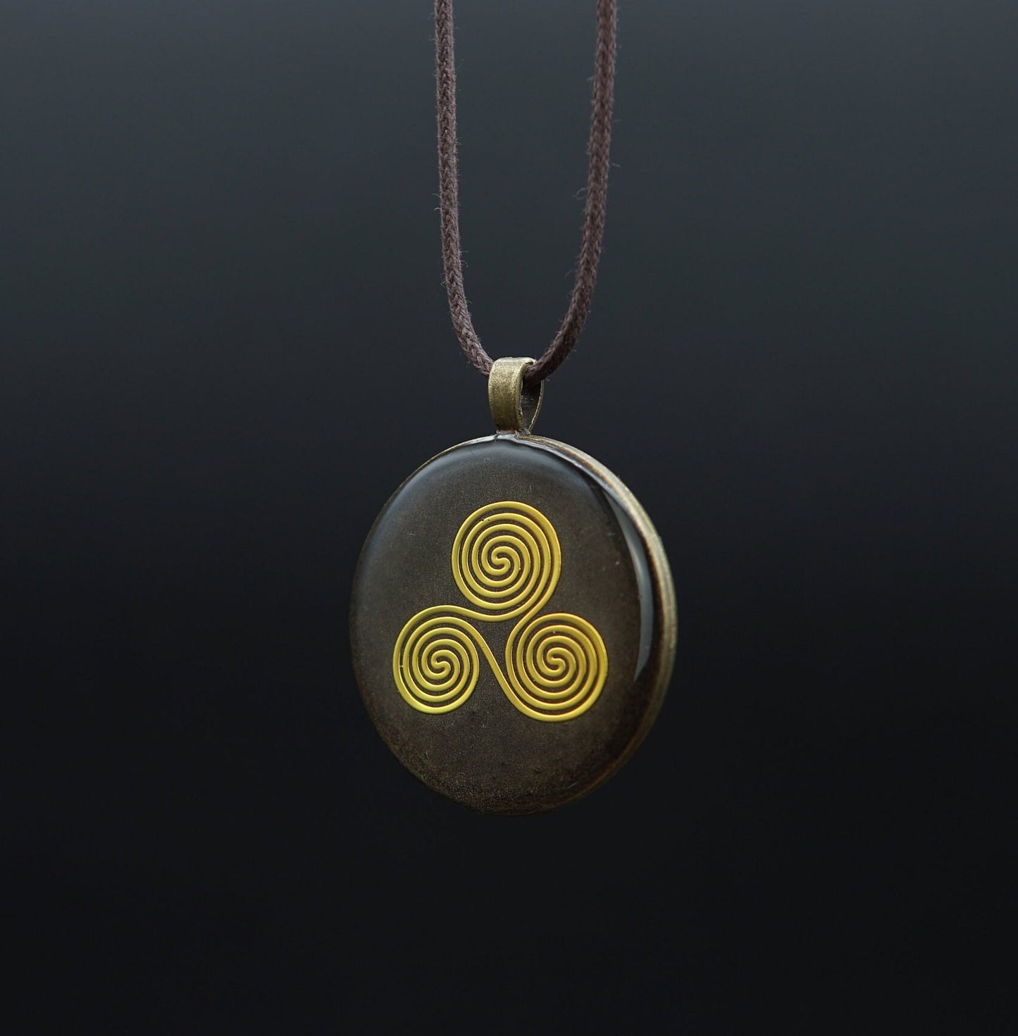 Keltisches Triskele Orgonit Amulett – Prana Chi Energie in Braun