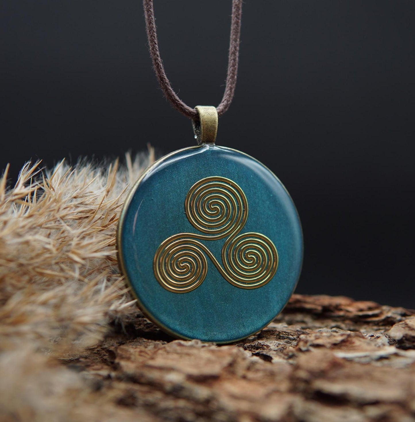 Orgonit Talisman – Triskele in Türkis – Schmuckstück für Harmonie & Zentrierung