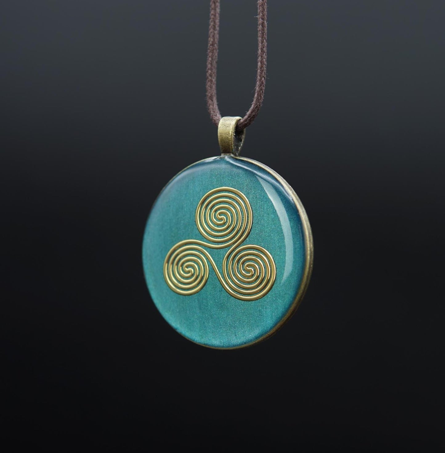 Orgonit Talisman – Triskele in Türkis – Schmuckstück für Harmonie & Zentrierung