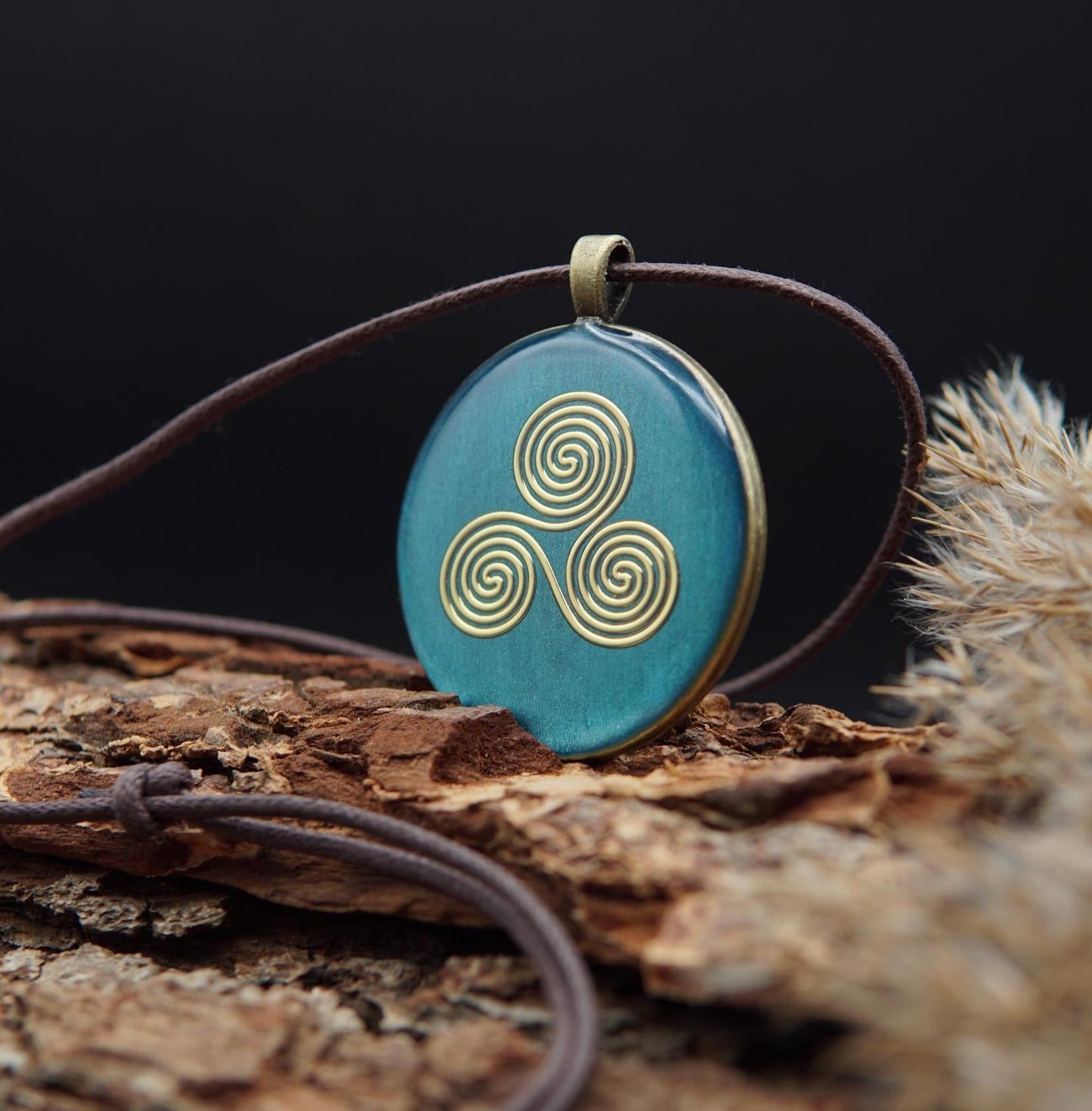 Orgonit Talisman – Triskele in Türkis – Schmuckstück für Harmonie & Zentrierung