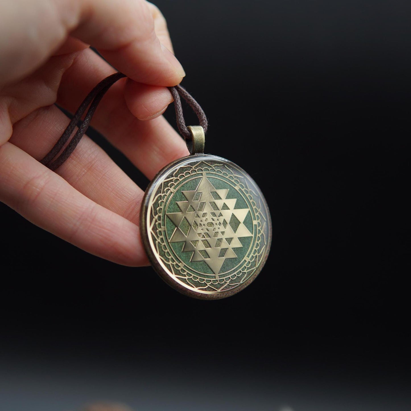Sri Yantra Orgonit Talisman – Energie Amulett für Schutz, Lichtarbeit & Feng Shui