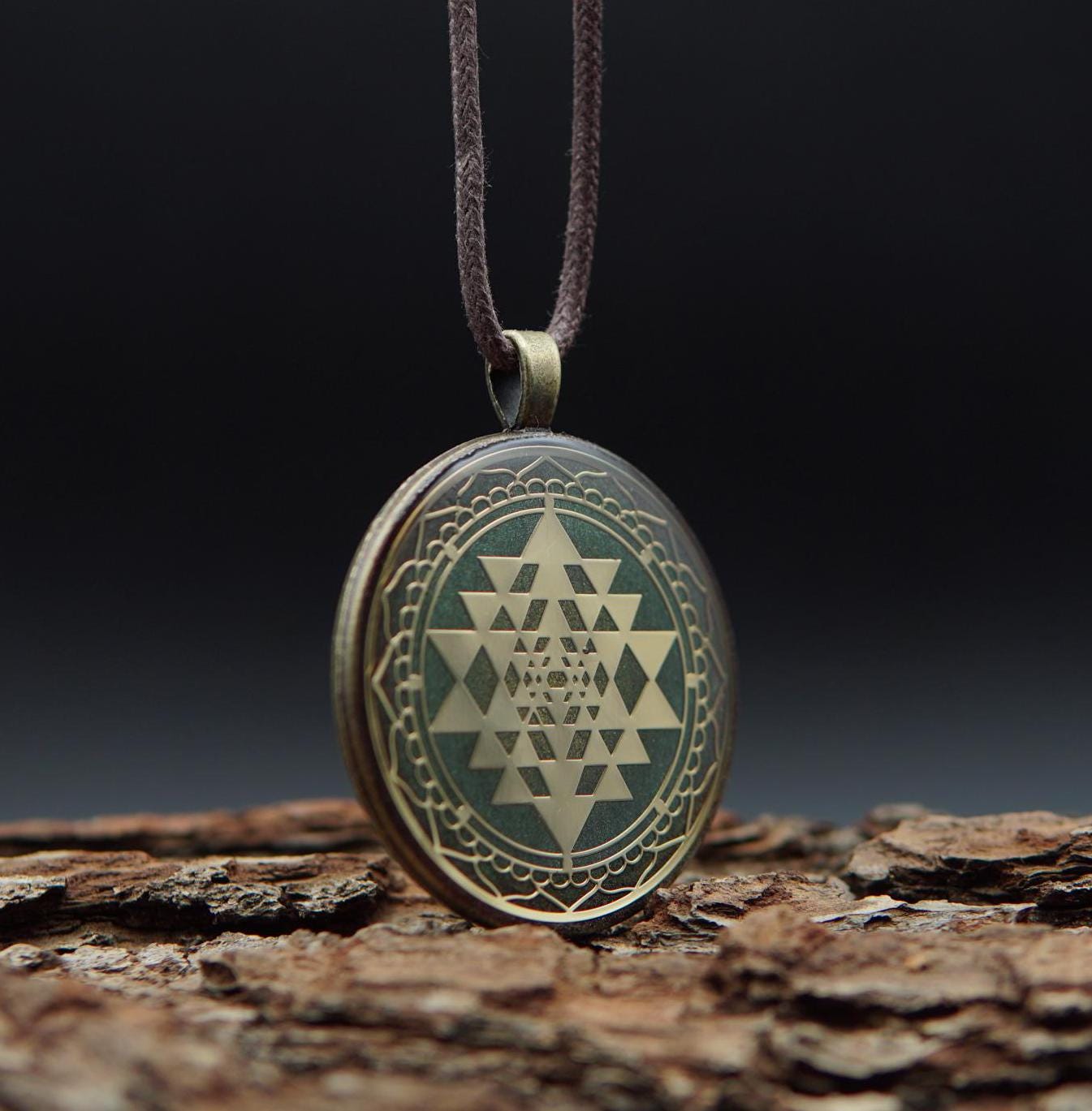 Sri Yantra Orgonit Talisman – Energie Amulett für Schutz, Lichtarbeit & Feng Shui