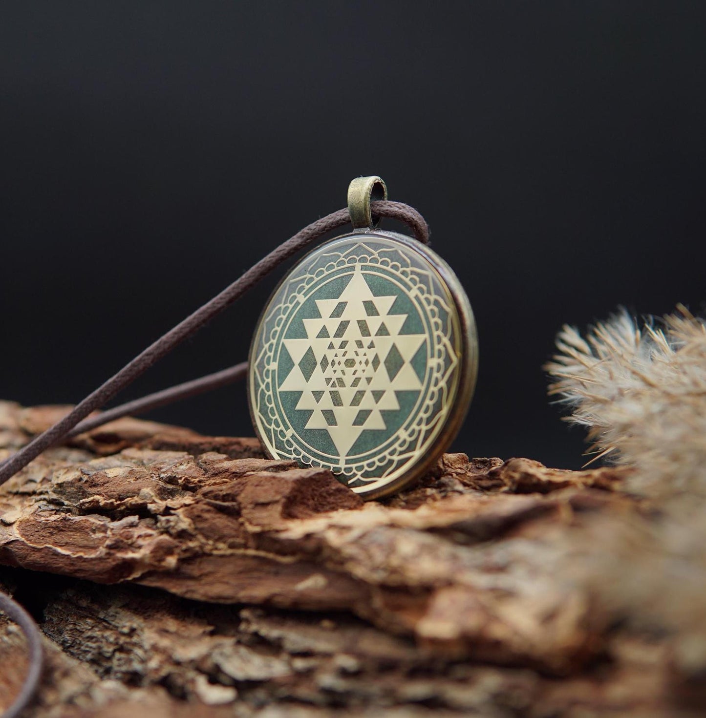 Sri Yantra Orgonit Talisman – Energie Amulett für Schutz, Lichtarbeit & Feng Shui