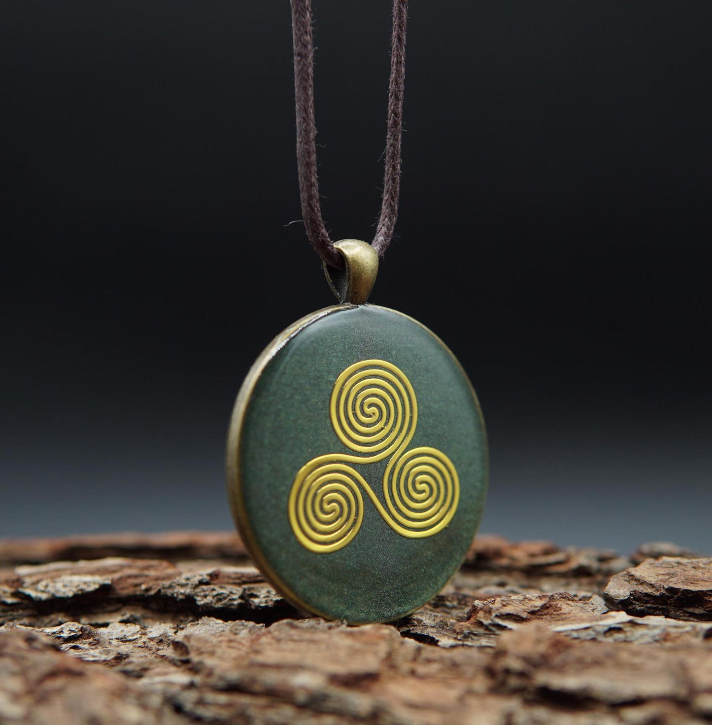 Triskele Orgonit Amulett – Keltischer Schutz Talisman in Grün – Heilige Geometrie