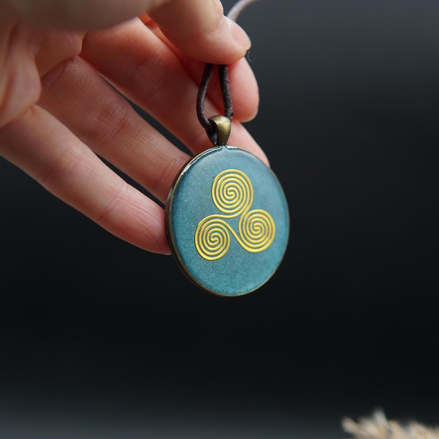 Triskele Orgonit Amulett – Keltischer Talisman in Türkis – Heilige Geometrie Schmuck