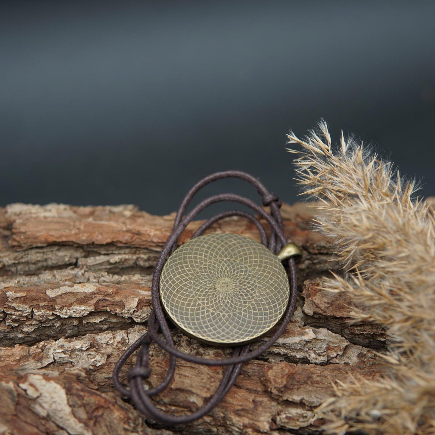 Triskele Orgonit Amulett – Keltischer Talisman in Türkis – Heilige Geometrie Schmuck