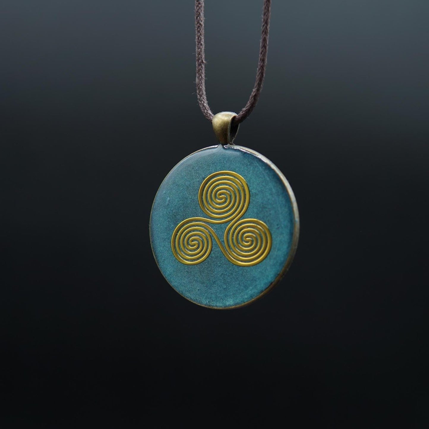 Triskele Orgonit Amulett – Keltischer Talisman in Türkis – Heilige Geometrie Schmuck