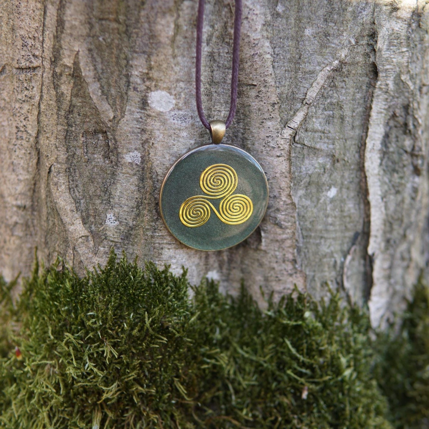 Triskele Orgonit Amulett – Keltischer Schutz Talisman in Grün – Heilige Geometrie