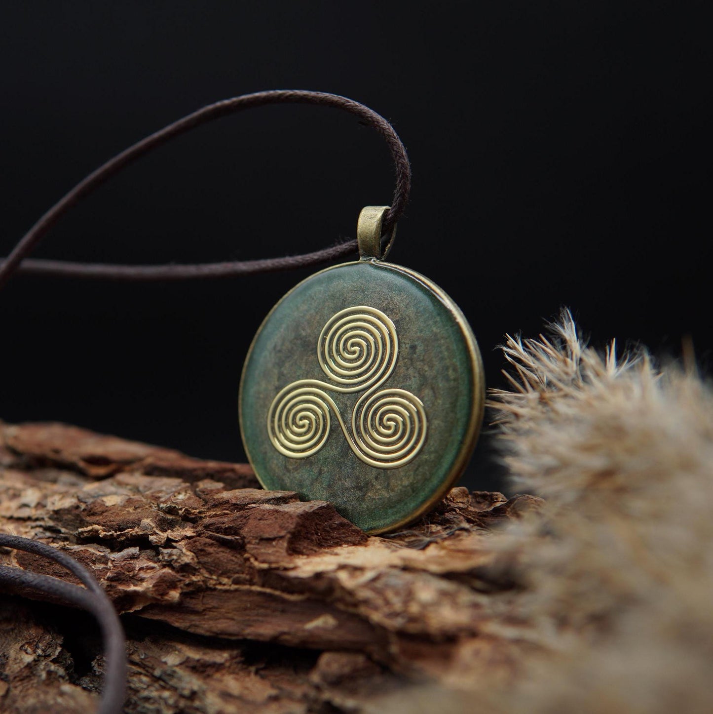 Triskele Amulett – Keltischer Orgonit für Schutz, Erdung & Energiefluss