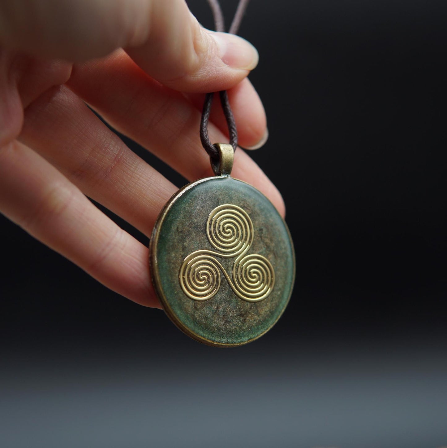 Triskele Amulett – Keltischer Orgonit für Schutz, Erdung & Energiefluss