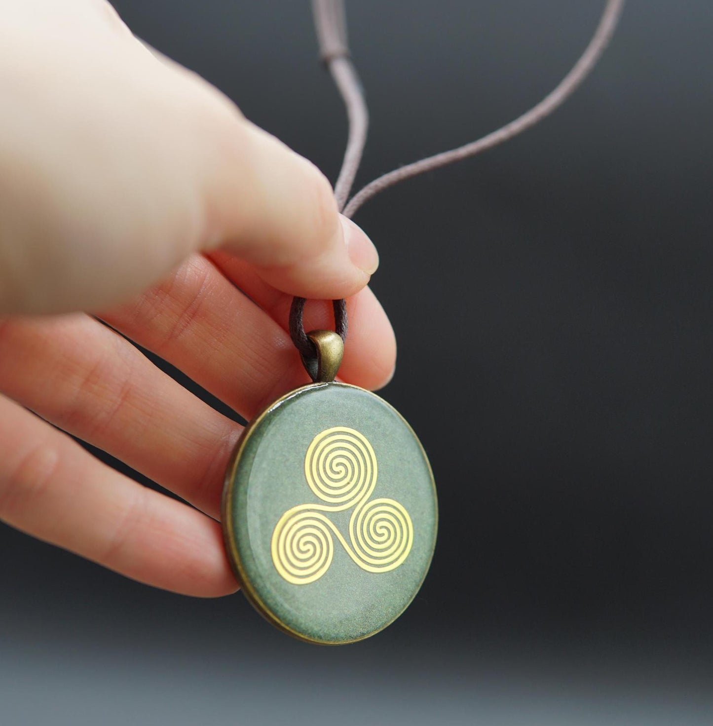 Triskele Orgonit Amulett – Keltischer Schutz Talisman in Grün – Heilige Geometrie