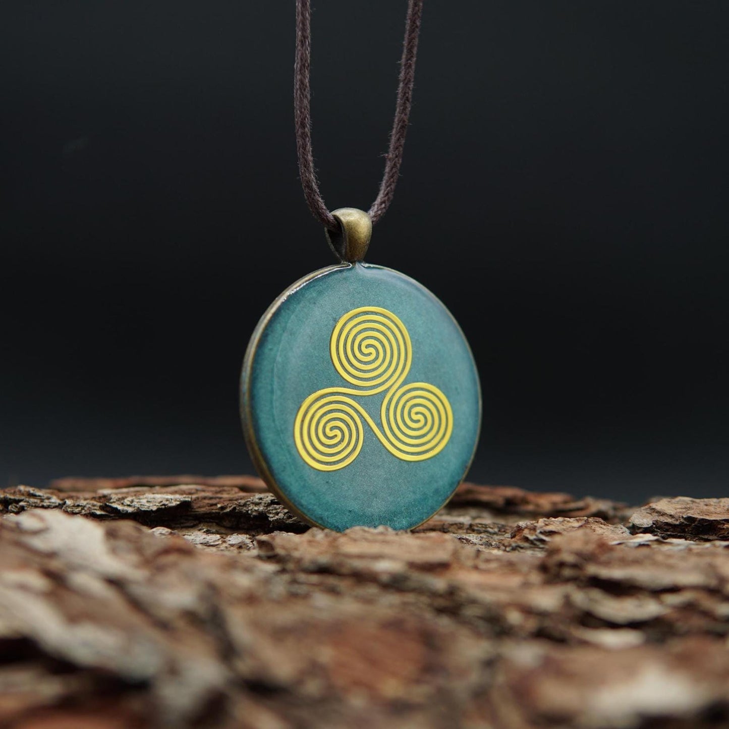 Triskele Orgonit Amulett – Keltischer Talisman in Türkis – Heilige Geometrie Schmuck