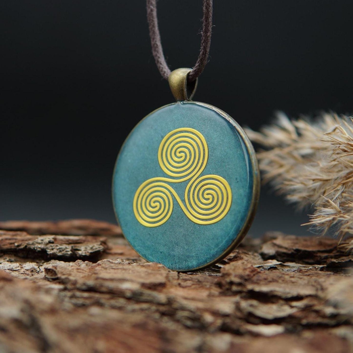 Triskele Orgonit Amulett – Keltischer Talisman in Türkis – Heilige Geometrie Schmuck