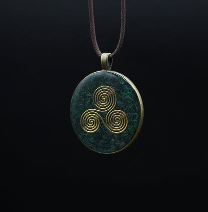 Triskele Orgonit – Keltischer Talisman für Schutz, Glück & Ausrichtung
