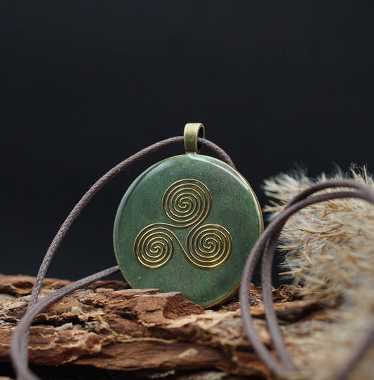 Grünes Triskele Amulett – Keltischer Orgonit für energetische Reinigung