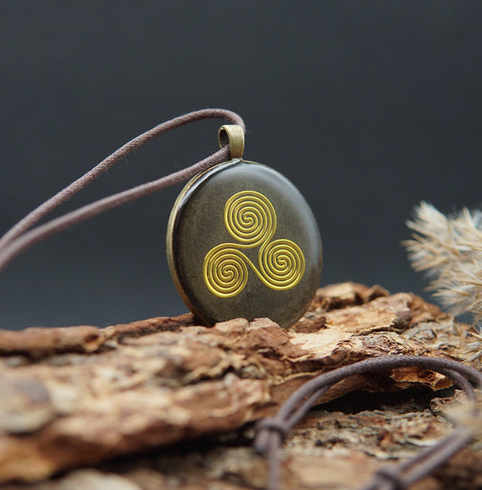 Keltisches Triskele Orgonit Amulett – Prana Chi Energie in Braun