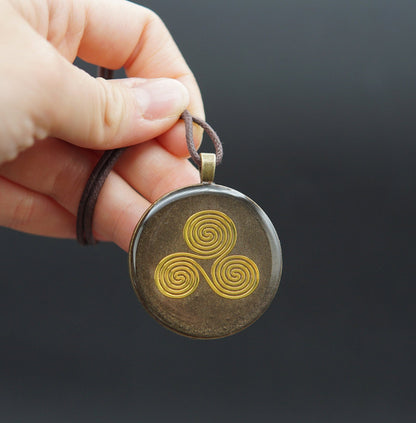 Keltisches Triskele Orgonit Amulett – Prana Chi Energie in Braun
