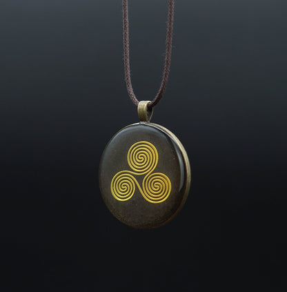 Keltisches Triskele Orgonit Amulett – Prana Chi Energie in Braun