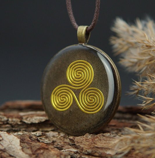 Keltisches Triskele Orgonit Amulett – Prana Chi Energie in Braun
