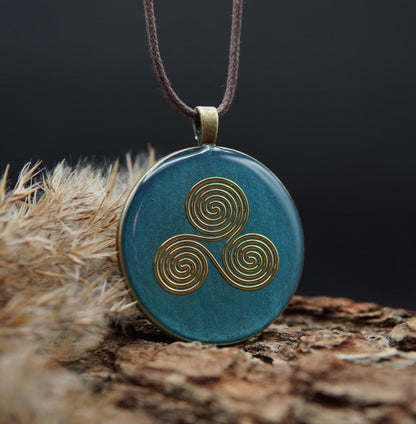 Orgonit Talisman – Triskele in Türkis – Schmuckstück für Harmonie & Zentrierung