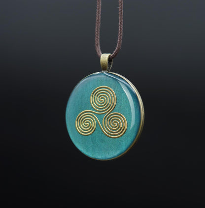 Orgonit Talisman – Triskele in Türkis – Schmuckstück für Harmonie & Zentrierung