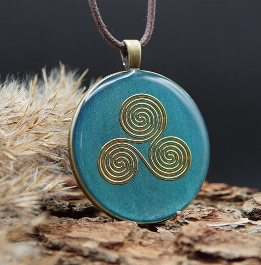 Orgonit Talisman – Triskele in Türkis – Schmuckstück für Harmonie & Zentrierung