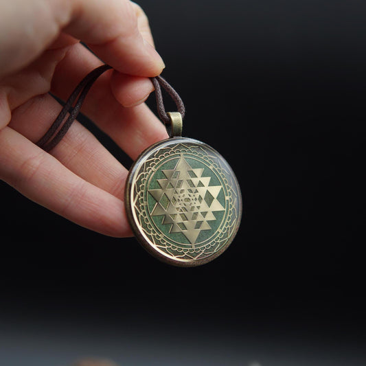 Sri Yantra Orgonit Talisman – Energie Amulett für Schutz, Lichtarbeit & Feng Shui