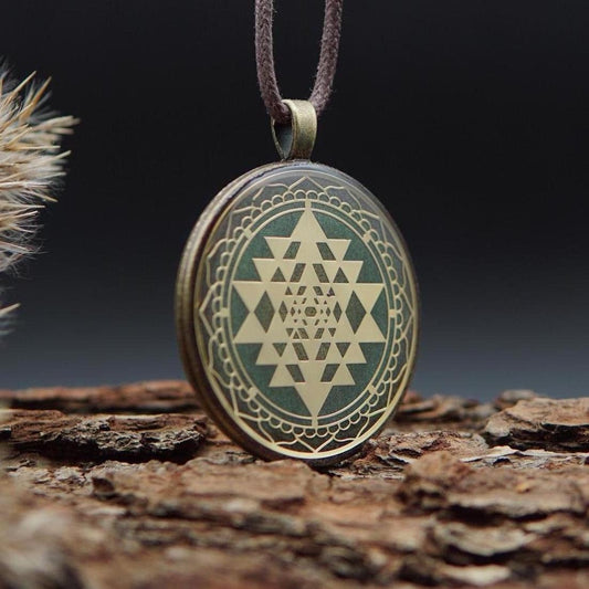 Sri Yantra Orgonit Talisman – Energie Amulett für Schutz, Lichtarbeit & Feng Shui