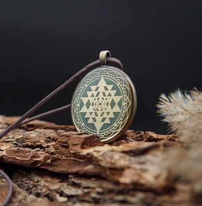 Sri Yantra Orgonit Talisman – Energie Amulett für Schutz, Lichtarbeit & Feng Shui