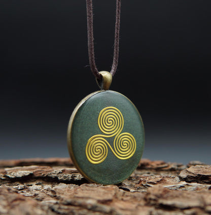 Triskele Orgonit Amulett – Keltischer Schutz Talisman in Grün – Heilige Geometrie