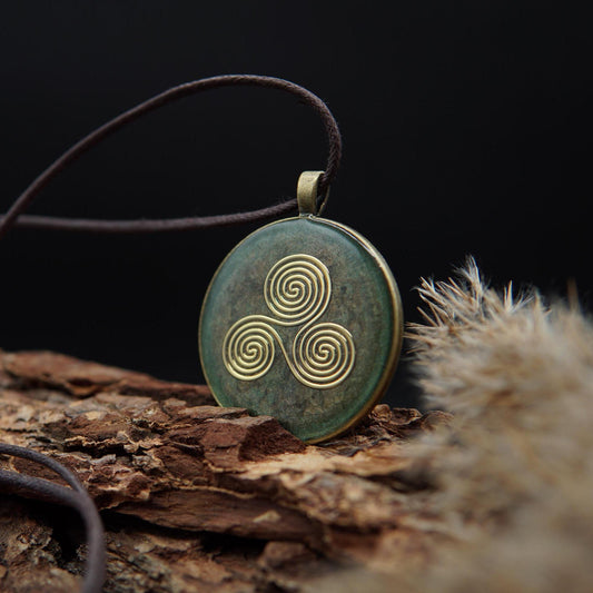 Triskele Amulett – Keltischer Orgonit für Schutz, Erdung & Energiefluss