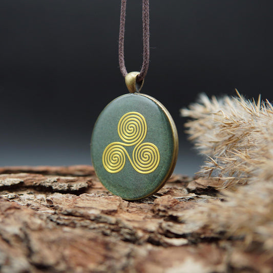 Triskele Orgonit Amulett – Keltischer Schutz Talisman in Grün – Heilige Geometrie