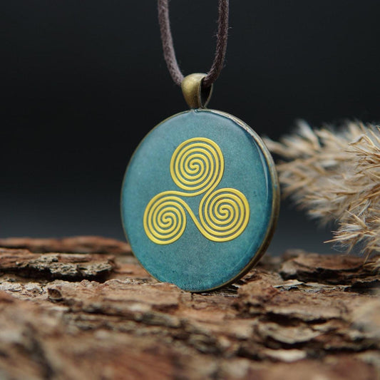 Triskele Orgonit Amulett – Keltischer Talisman in Türkis – Heilige Geometrie Schmuck