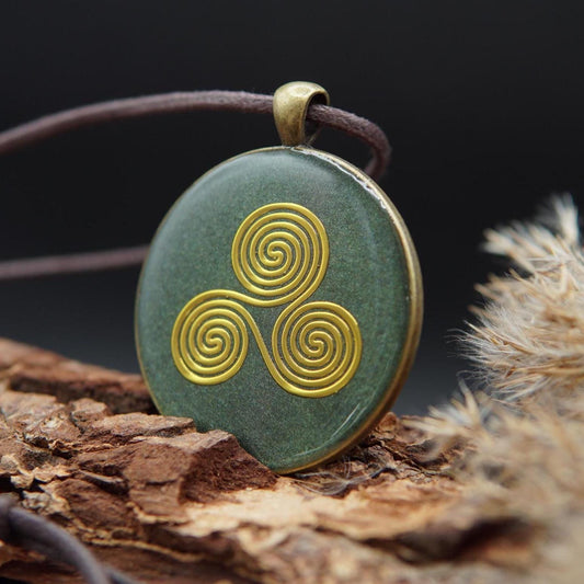 Triskele Orgonit Amulett – Keltischer Schutz Talisman in Grün – Heilige Geometrie
